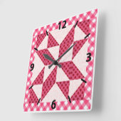 Horloge Carrée Belle Couverture Rose à Points Quiltés (Angle)