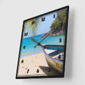 Horloge Carrée Belle plage tropicale avec bateau à rames (Angle)