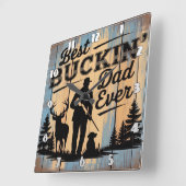 Horloge Carrée Best Buckin' Papa : Chasseur, Cerf, Chien (Angle)