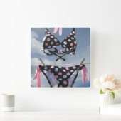 Horloge Carrée Bikini Accroché Sur Une Ligne De Clothèse (Maison)