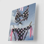 Horloge Carrée Bikini Accroché Sur Une Ligne De Clothèse (Angle)