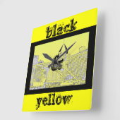 Horloge Carrée black & yellow clock (Angle)
