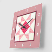 Horloge Carrée Bloc de quilt love en rose (Angle)