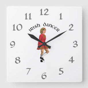 Horloge Carrée Blonde danseuse irlandaise en rouge