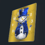 Horloge Carrée Blue Snowman sur Gold Christmas<br><div class="desc">Un motif de Noël mignon et coloré avec des bonhomme de neige vêtus d'un chapeau et de gilets en velours bleu,  sur un arrière - plan doré festif aux étoiles dorées pour ajouter une touche chic et fantaisiste à vos décorations de maison de Noël cette année.</div>