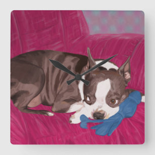 Horloge Carrée Boston Terrier se reposant sur le divan rouge -