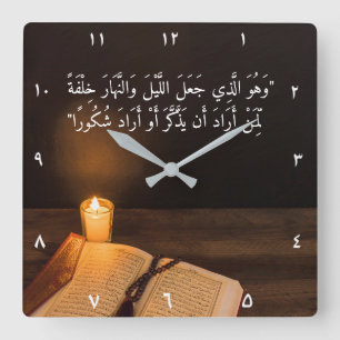 Horloge Carrée Bougie et Quran avec la perle dans la salle