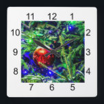 Horloge Carrée Boule rouge arbre de Noël vert<br><div class="desc">Arbre de Noël vert,  lumières décoratives bleues et boule de décoration rouge recouverte de neige fraîche. Humeur joyeuse et joyeuse. Joyeux Noël et Bonne Année. Imprimez et offrez des cadeaux pour le plaisir et la bonne humeur. produits et souvenirs au format carré.</div>