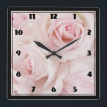 Horloge Carrée Bouquet Élégant Roses Roses Roses Roses vintages<br><div class="desc">Une horloge avec une photo d'un bouquet de roses roses. L'élégance vintage.</div>
