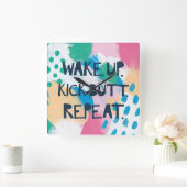 Horloge Carrée Bright Inspiration | Wake up Kick Butt Repeat (Maison)