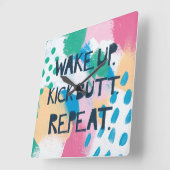 Horloge Carrée Bright Inspiration | Wake up Kick Butt Repeat (Angle)