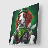Horloge Carrée Brittany Spaniel conduite vélo St. Patrick's Day (Angle)