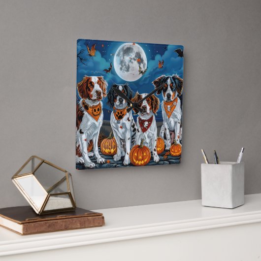 Horloge Carrée Brittany Spaniel Halloween Effrayant (Bureau)
