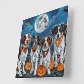 Horloge Carrée Brittany Spaniel Halloween Effrayant (Angle)