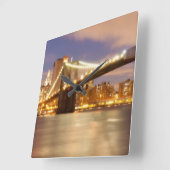 Horloge Carrée Brooklyn Bridge et Manhattan à la nuit. (Angle)