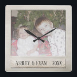 Horloge Carrée Cadre photo vintage tendance avec une seule photo<br><div class="desc">Un design vintage et tendance avec une bordure d'image rétro que vous pouvez ajouter votre selfie ou portrait préféré d'un ami. Ajoutez une photo horizontale à ce joli décor de vacances, parfait pour les enfants. Un design rétro qui vous fera remonter à l'époque de la prise de photos avec un...</div>