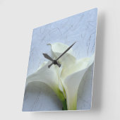 Horloge Carrée Calla lilies on decorative background (Angle)