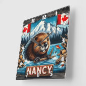 Horloge Carrée Castor avec bâton par drapeaux canadiens (Angle)