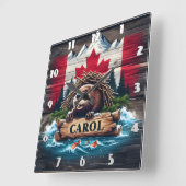 Horloge Carrée Castor canadien avec Arrière - plan du drapeau can (Angle)