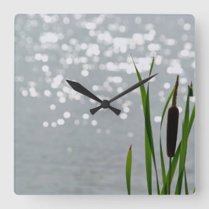 Horloge Carrée Cattail in Front of Lake