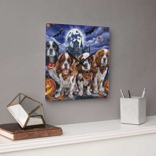 Horloge Carrée Cavalier King Charles Spaniel Halloween Éffrayant (Bureau)