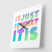 Horloge Carrée C'Est Juste Ce Qu'Il Est | Citation drôle (Angle)