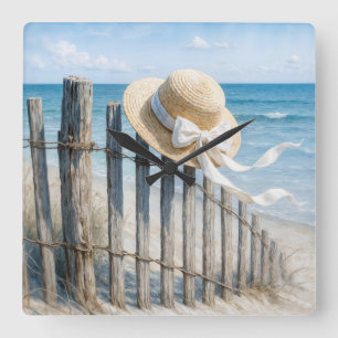 Horloge Carrée Chapeau de paille d'été sur une clôture de plage