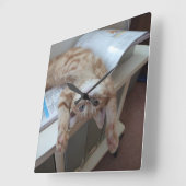 Horloge Carrée Chat Kitty en train de se détendre (Angle)