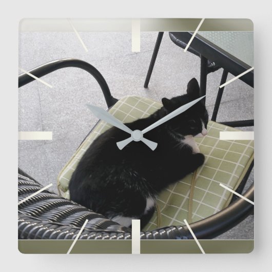 Horloge Carrée Chat noir sur une terrasse (Recto)