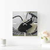 Horloge Carrée Chat noir sur une terrasse (Maison)