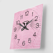 Horloge Carrée Chat Whiskers sur En vichy rose et blanc (Angle)