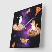 Horloge Carrée Chats amusants faisant de la pizza dans l'espace (Angle)