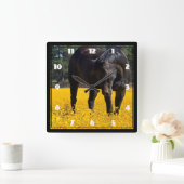 Horloge Carrée Cheval de baie dans un champ de fleurs jaunes (Maison)