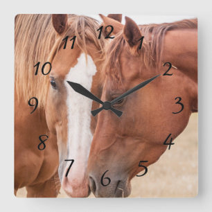 Horloge Carrée Chevaux qui se câlinent dans un pâturage