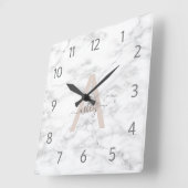 Horloge Carrée Chic Blush Pink White Marble Script Nom monogram (Angle)