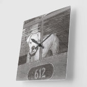 Horloge Carrée Chien blanc derrière la porte, noir et blanc (Angle)