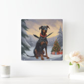 Horloge Carrée Chien Doberman pendant Noël de neige (Maison)