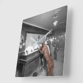 Horloge Carrée Chien Friendly Saloon Tavern Bar 1900 Photo (Angle)