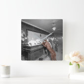 Horloge Carrée Chien Friendly Saloon Tavern Bar 1900 Photo (Maison)