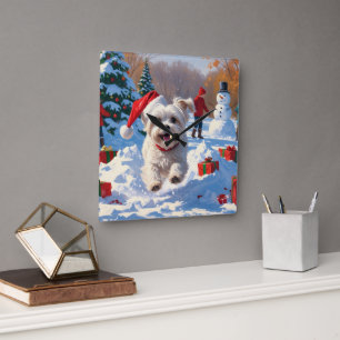 Horloge Carrée Chien maltais courant dans la neige avec un chapea