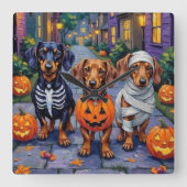 Horloge Carrée Chiens de Dachshund Trick-or-Treating en Halloween (Recto)