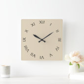 Horloge Carrée Chiffres romains noirs sur wccn beige (Maison)