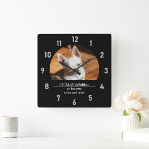 Horloge Carrée Chillax Chihuahua somnolent langue détendue sortie