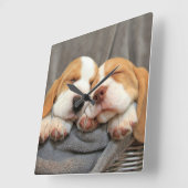 Horloge Carrée Chiots somnolents (Angle)