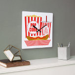 Horloge Carrée Cinéma Cuisine Et Boissons<br><div class="desc">Cette horloge murale carré comprend un sac de pop-corn,  un hot-dog et une tasse de soda !</div>