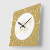 Horloge Carrée cinquantième Confettis de coeurs d'or (Angle)