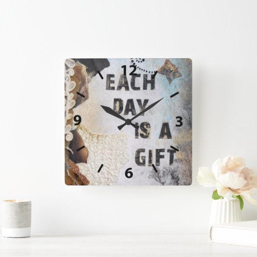 Horloge Carrée Citation D'Art Médiatique Mixte Chaque Jour Est Un (Maison)