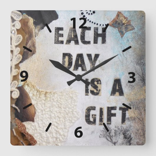 Horloge Carrée Citation D'Art Médiatique Mixte Chaque Jour Est Un (Recto)