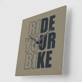 Horloge Carrée Citation de VTT motivationnelle - Cyclisme drôle (Angle)