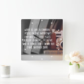 Horloge Carrée Citation : La vie est comme une caméra (Maison)